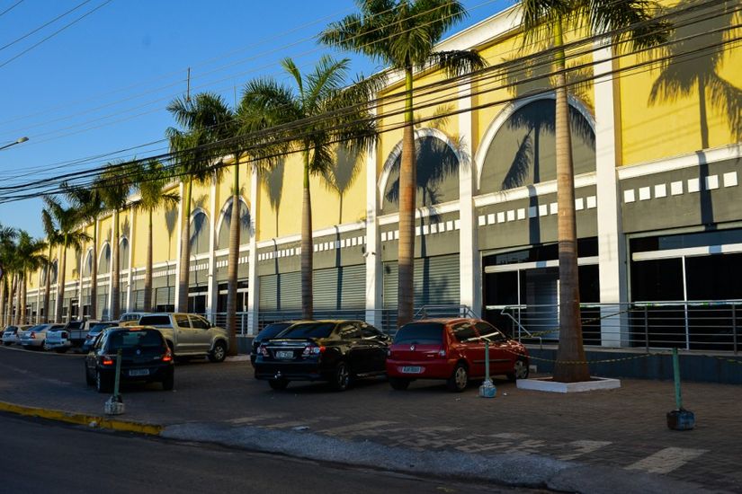 Desacordo comercial deixa homem esfaqueado no shopping popular