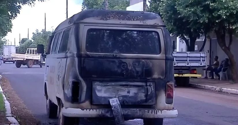 Kombi que transportava cadeirante para hospital pega fogo no meio da rua