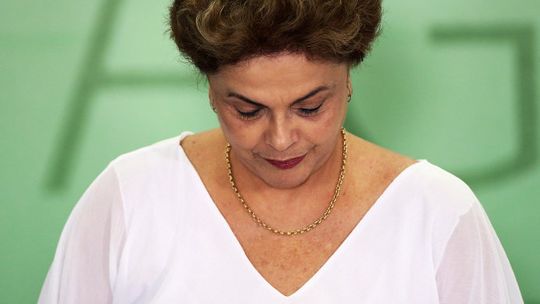 Votação sem surpresa afasta presidente eleita por até 180 dias