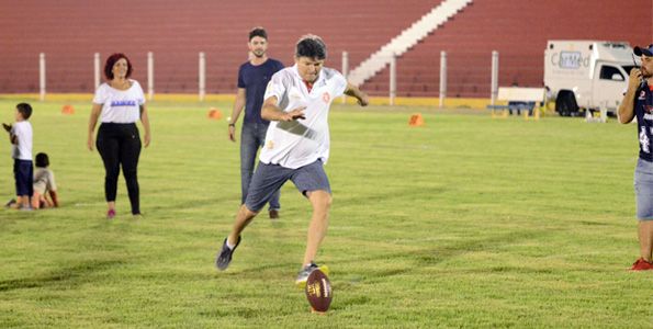 De folga, Medeiros mostra habilidade de atleta em partida de futebol americano