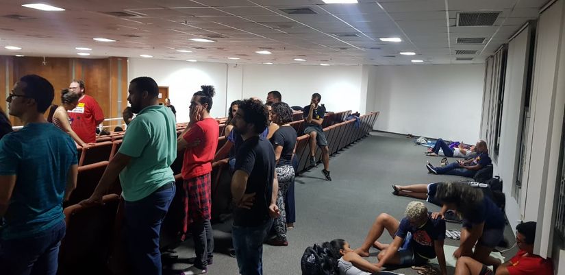 Professores em greve passam a noite nas galerias da AL