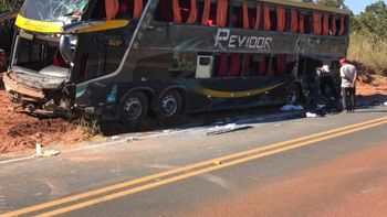 Colisão entre carro e ônibus mata advogado e deixa 50 feridos na MT-010