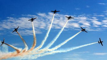 Esquadrilha da fumaça faz show aéreo em Rondonópolis