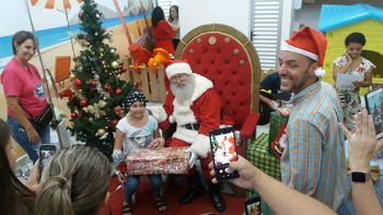 Papai Noel da Arena Encantada visita pacientes do Hospital Estadual Santa Casa