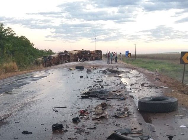 Colisão entre duas carretas e um carro deixa uma pessoa morta e outra ferida na BR-163