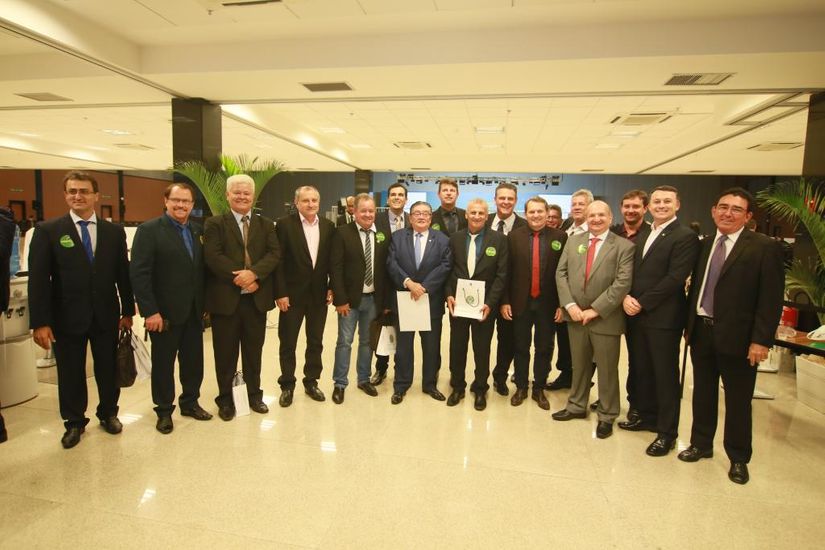 Mais de 80 prefeitos mato-grossenses assinam termo de adesão com o governo federal