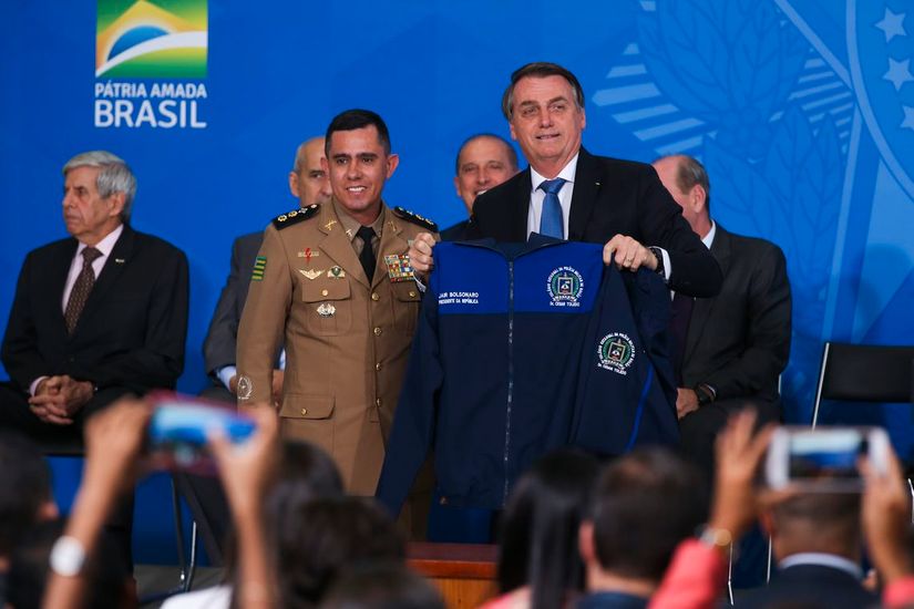 Governo lança programa para escolas cívico-militares