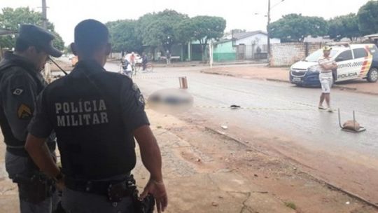 Homem é assassinado a tiros no meio da rua enquanto caminhava em MT