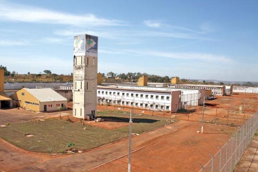 Agente penitenciário é detido ao tentar entregar droga e celulares para detentos