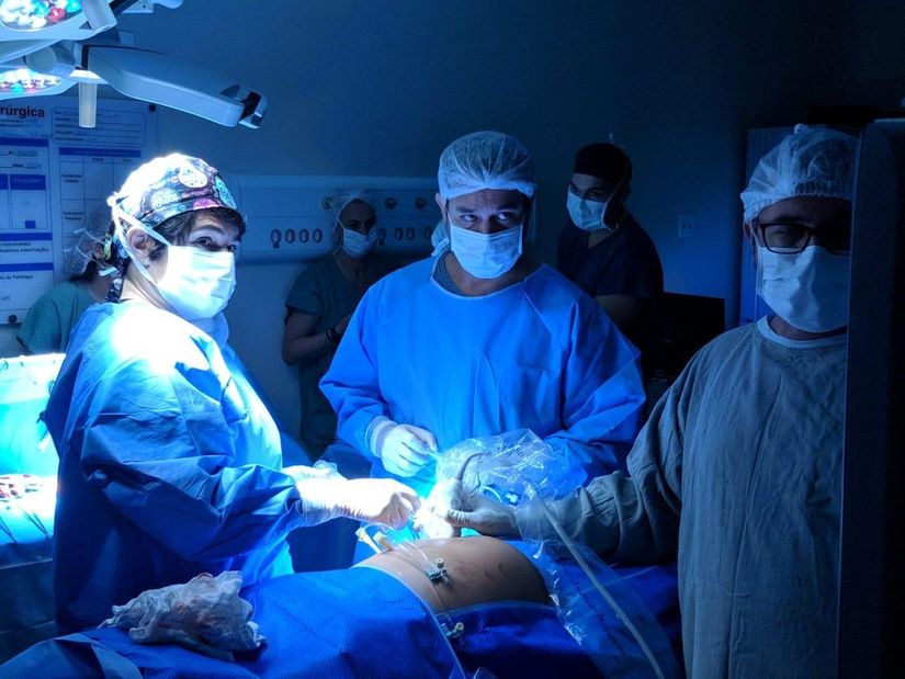Médicos operam intestino com malformação de feto ainda na barriga da mãe