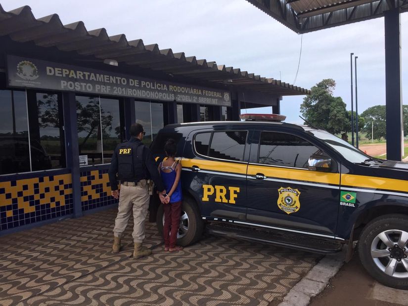 Passageira de ônibus é presa pela PRF com tabletes de maconha na mochila