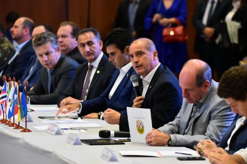 Mauro Mendes cobra do Governo Federal ajuda do Exército no combate aos incêndios