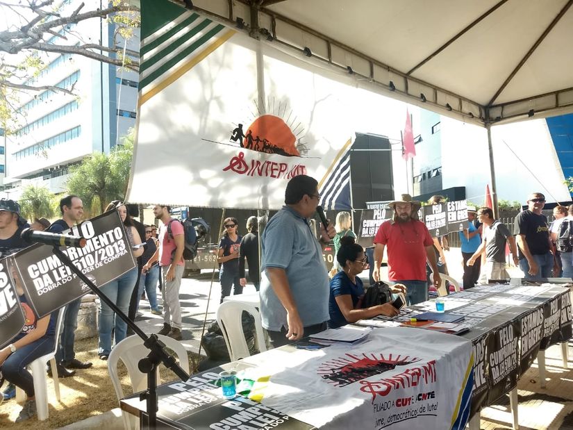 Sindicato não teme  demissões e professores continuam paralisados 