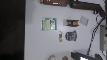 Motorista e passageiro são flagrados pela Polícia Ambiental com espingarda e munições