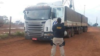 Motorista feito refém se solta, pede ajuda e PRF recupera Bitrem