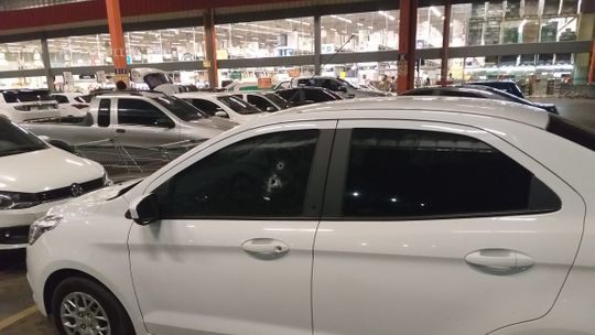 Ladrão de carro morre e outro fica ferido após confronto com a PM 