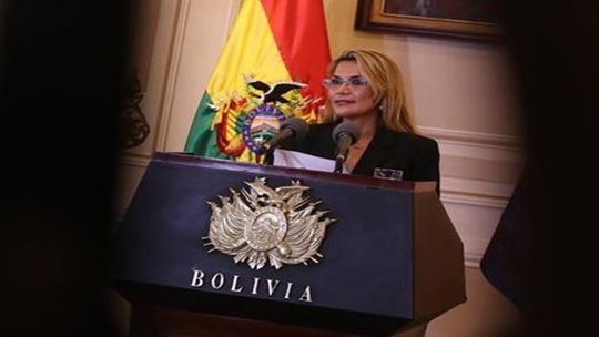 A presidente em exercício da Bolívia, nomeia 12 ministros