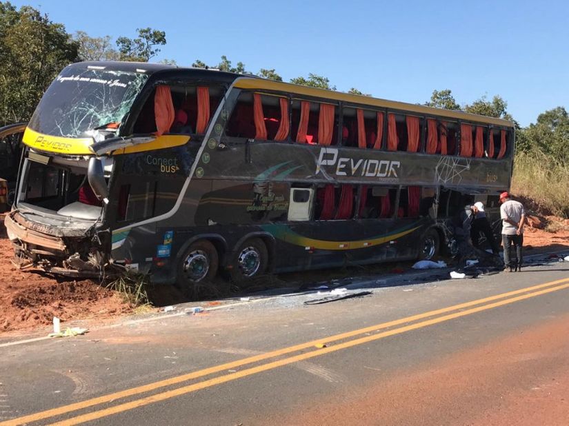 Colisão entre carro e ônibus mata advogado e deixa 50 feridos na MT-010