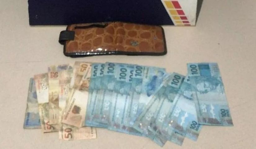 Garoto de 10 anos encontra carteira com quase R$ 2 mil e pede para mãe entregar a Polícia
