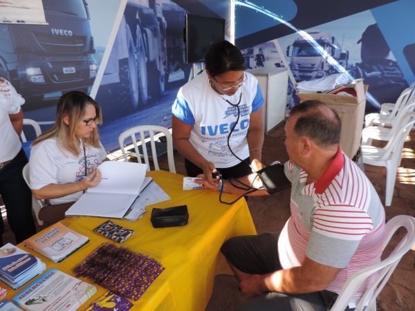 Caminhoneiros recebem orientações e têm acesso a serviços de saúde gratuitos