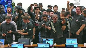 Agentes penitenciários invadem sessão e adiam votação da Reforma da Previdência