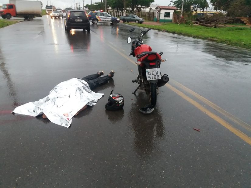 Motociclista morre após bater na traseira de caminhão parado na BR-364