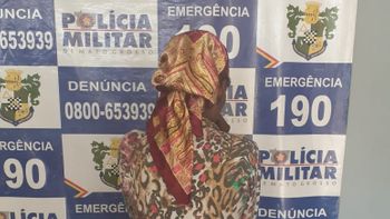 Idosa é flagrada por funcionários de mercado quando furtava garrafas de bebidas alcoólicas