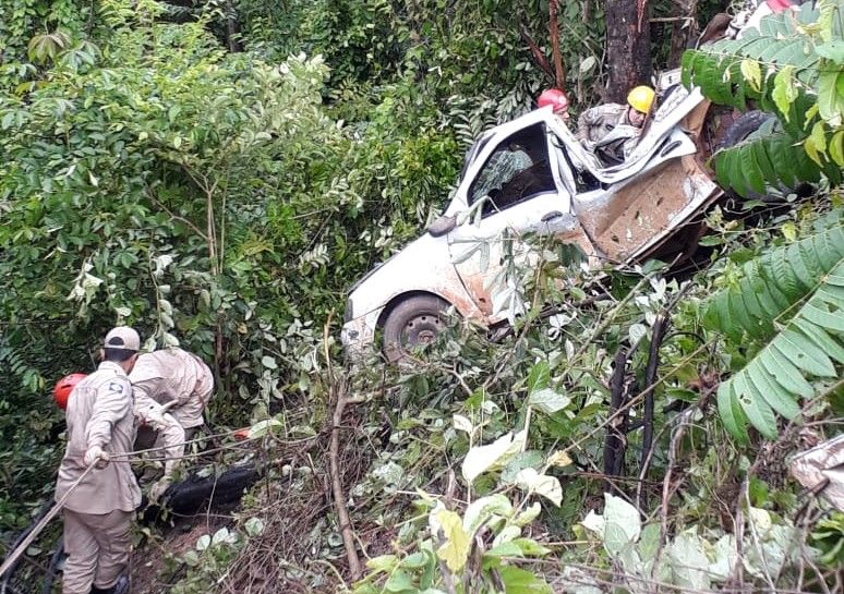 Veículo capota fica pendurado em arvore e deixa um morto e quatro feridos na BR-163