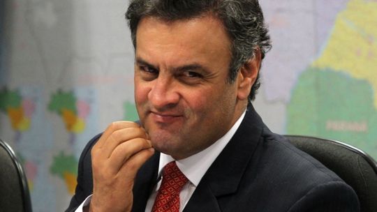 Afastado do Senado, Aécio tem desconto em salário e perde carro oficial