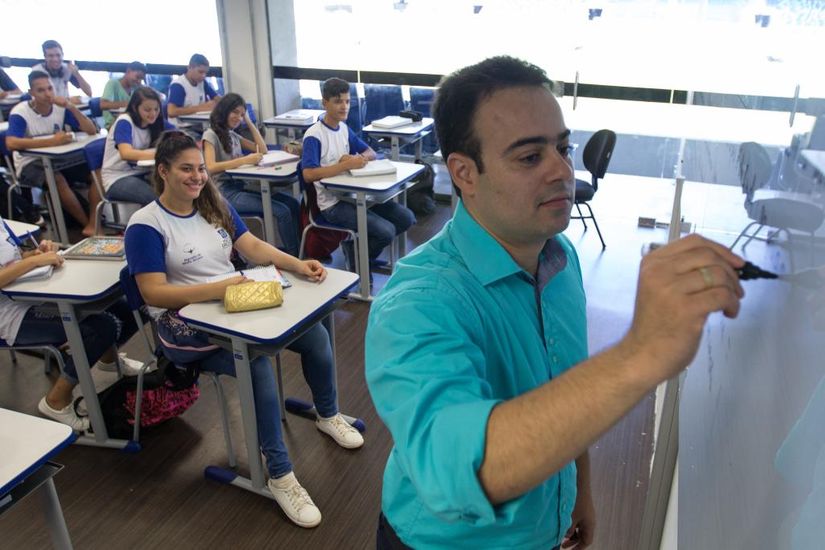 Professores de MT possuem terceiro melhor piso da categoria no país