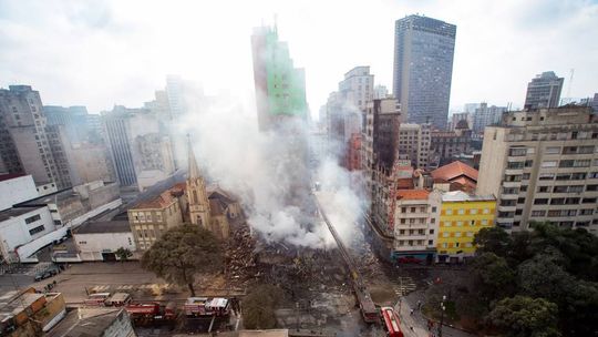 Bombeiros iniciam buscas com máquinas pesadas em edifício que desabou