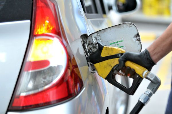 Comissão aprova multa por preço abusivo de combustível