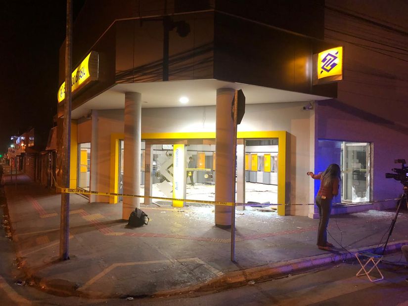 Criminosos explodem caixas eletrônicos do Banco do Brasil e fogem com o dinheiro