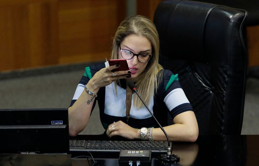Janaína se compromete com servidores para barrar projetos de Mauro na AL 