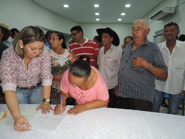 Prefeitura entrega títulos de posse a famílias da Gleba Rio Vermelho