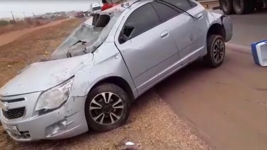 Motorista morre após ser arremessado para fora de carro durante capotamento na BR-364