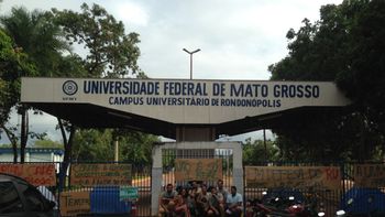 Alunos da UFMT realizam protesto contra aumento no preço das refeições no Restaurante Universitário