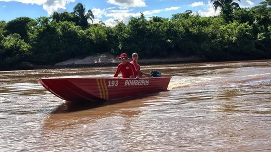 Adolescente cai de barco durante pescaria e some em rio; Bombeiros realizam buscas 