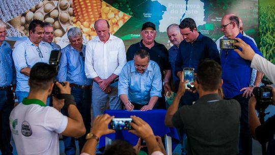 Taques sanciona lei que reduz alíquota do feijão na abertura da Farm Show