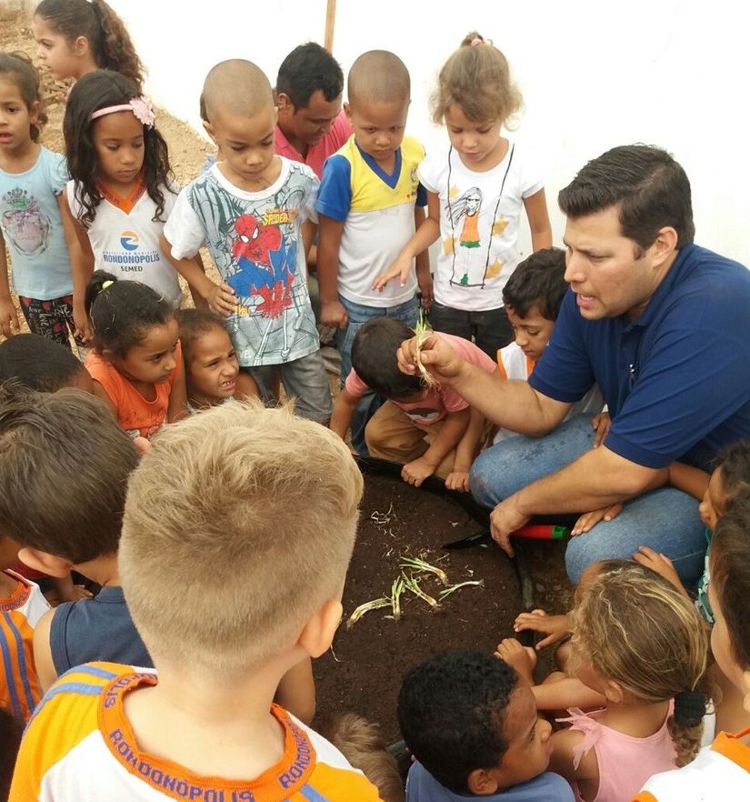 Alunos da rede municipal cultivam horta e enriquecem a merenda escolar