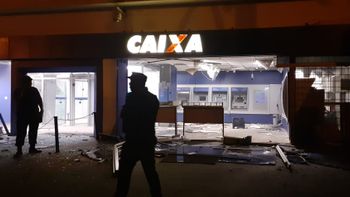 Homens explodem caixa eletrônico da Caixa na 13 de junho