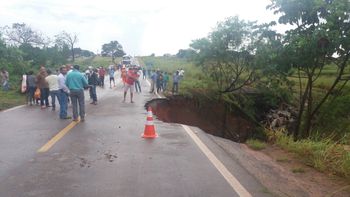 Forte chuva abre buraco que engoliu parte da BR-174 e pista é parcialmente interditada 
