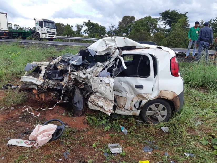 Veículos de passeio batem de frente deixando dois mortos e três feridos na BR-070