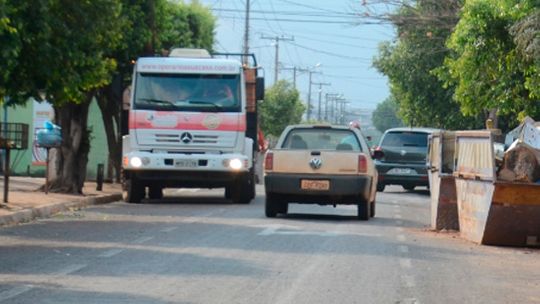 Caminhão de loja de material de construção ignora Leis de Trânsito e estaciona na contra mão