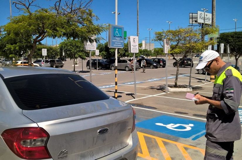 Carro parado de forma irregular em vaga de pessoa com deficiência pode ser apreendido