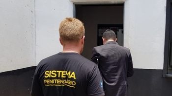 Advogado tenta entrar com celular na cadeia e acaba preso 