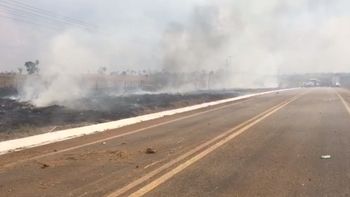 Carro com cigarros capota e veículo pega fogo durante fuga em Rondonópolis