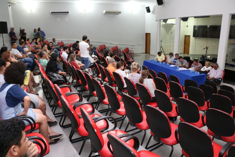 Reunião tumultuada rende revolta de pais de músicos jovens