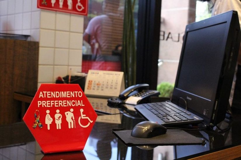 Comércios deverão inserir fita informativa em placas de atendimento prioritário para autistas