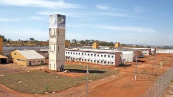 Agente penitenciário é detido ao tentar entregar droga e celulares para detentos